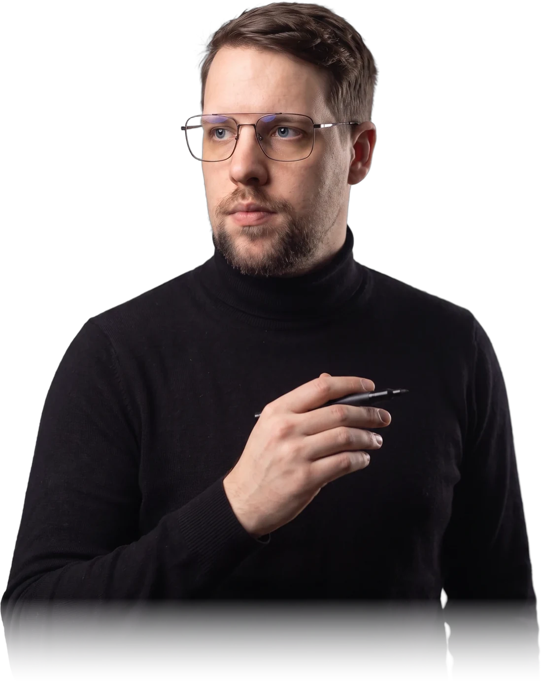 Michał Wacławski tłumaczy coś, trzymając pióro
